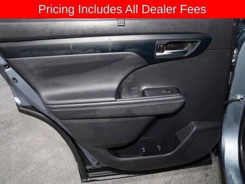 Used 2023 Toyota Highlander XLE AWD/4WD image 13