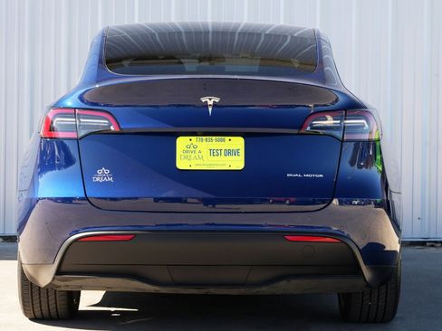 Used 2022 Tesla Model Y Long Range image 11