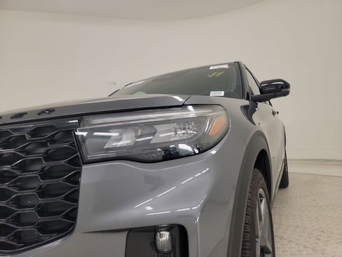 Used 2025 Ford Explorer ST-Line w/ ST-Line Street Pack AWD/4WD image 9