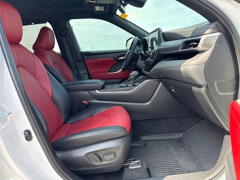 Used 2023 Toyota Highlander XSE FWD image 10