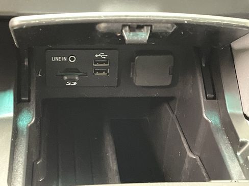 Used 2014 Ford Explorer XLT w/ Equipment Group 202A AWD/4WD image 24