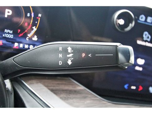Used 2025 Chevrolet Suburban LT RWD image 12