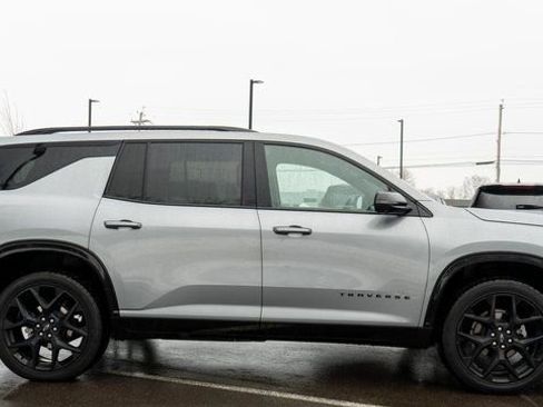 Used 2025 Chevrolet Traverse RS image 5