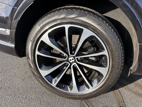 Used 2022 Bentley Bentayga AWD/4WD image 32