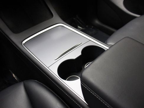 Used 2022 Tesla Model Y Long Range image 40