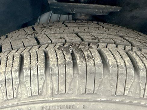 Used 2022 Ford Explorer XLT w/ Equipment Group 202A image 11