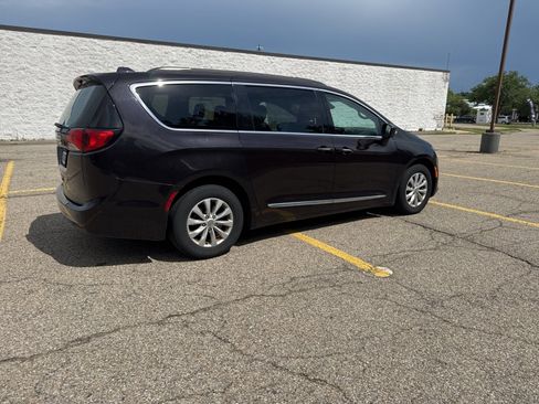 Used 2017 Chrysler Pacifica Touring-L FWD image 13