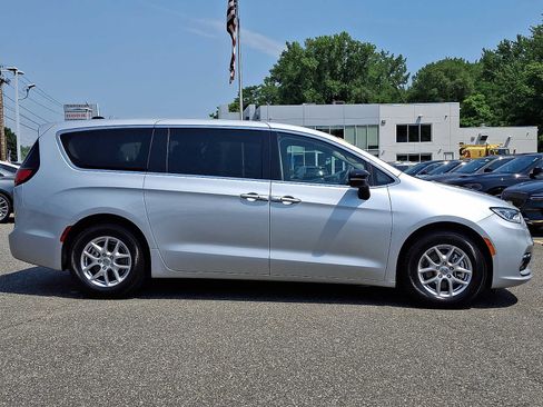 Certified 2024 Chrysler Pacifica Touring-L FWD image 7