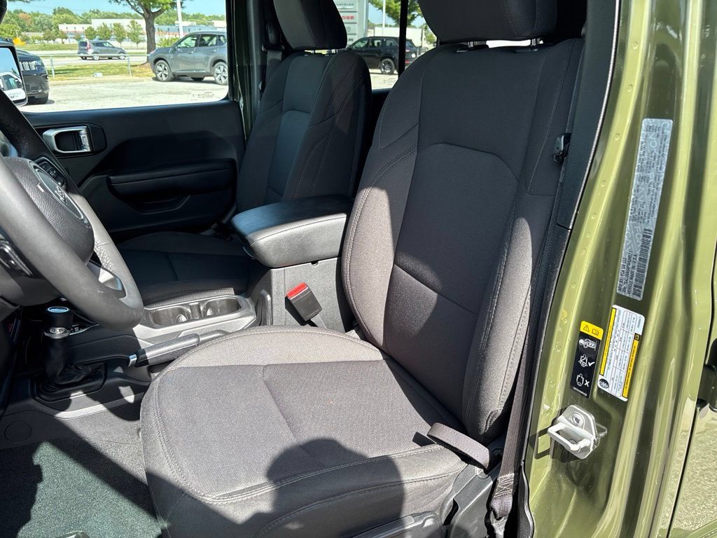 Used 2023 Jeep Wrangler Unlimited AWD/4WD image 34