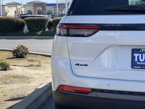 New 2026 Jeep Grand Cherokee Altitude image 13