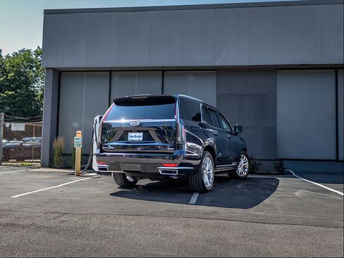 Used 2022 Cadillac Escalade Premium Luxury w/ Performance Package AWD/4WD image 5