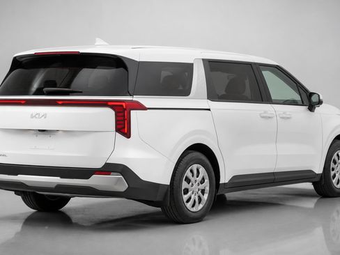 Used 2025 Kia Carnival FWD image 8