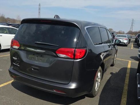 Used 2017 Chrysler Pacifica Touring image 21