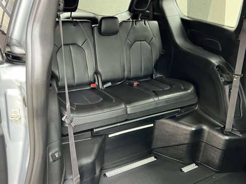 Used 2023 Chrysler Pacifica Touring-L w/ Uconnect Theater Family Group FWD image 21