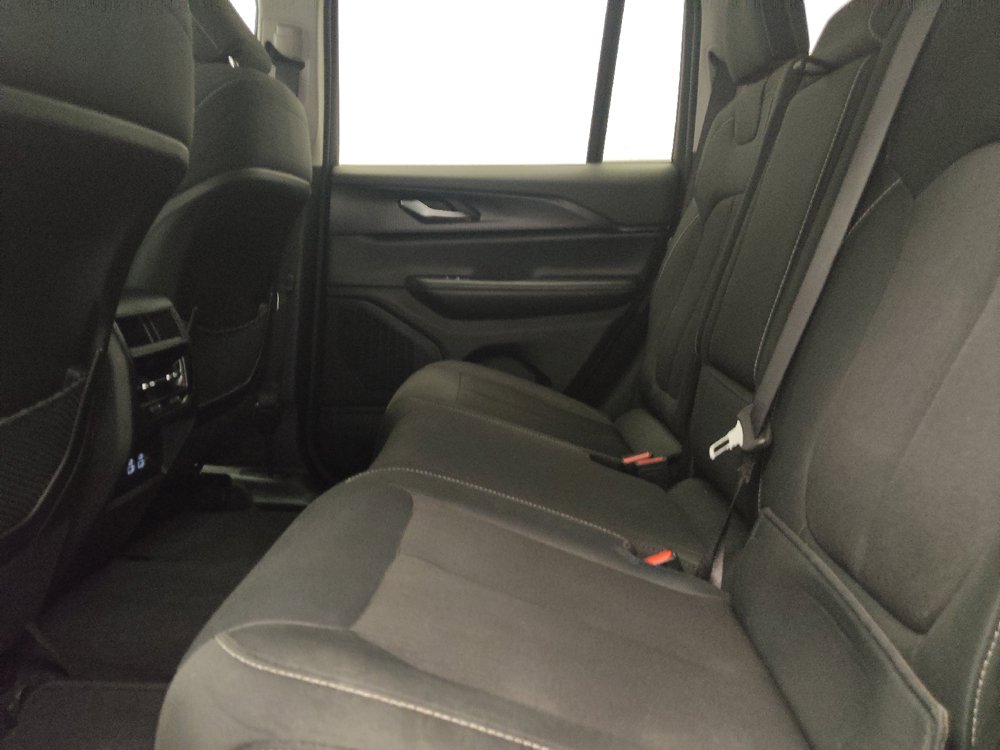 Used 2024 Jeep Grand Cherokee Laredo RWD image 18