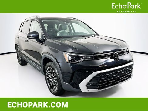 Used 2025 Volkswagen Taos SE image 1
