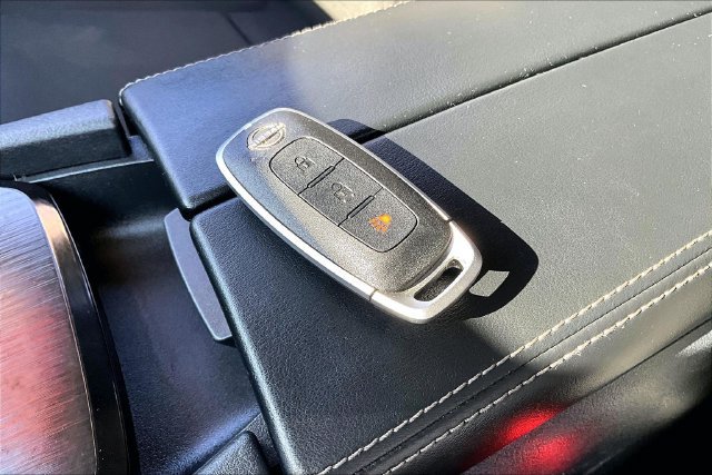 Used 2025 Nissan Rogue S FWD image 33