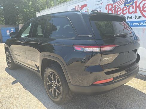Used 2025 Jeep Grand Cherokee Altitude AWD/4WD image 8