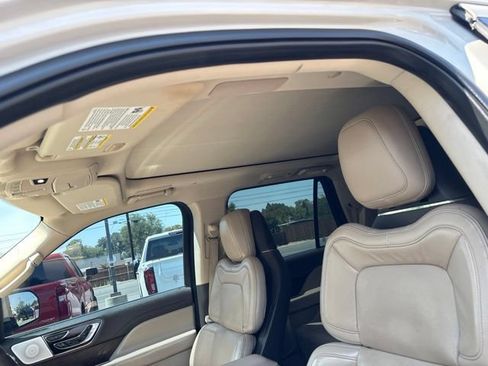 Used 2022 Lincoln Navigator Reserve AWD/4WD image 12