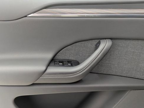 Used 2025 Tesla Model X image 21