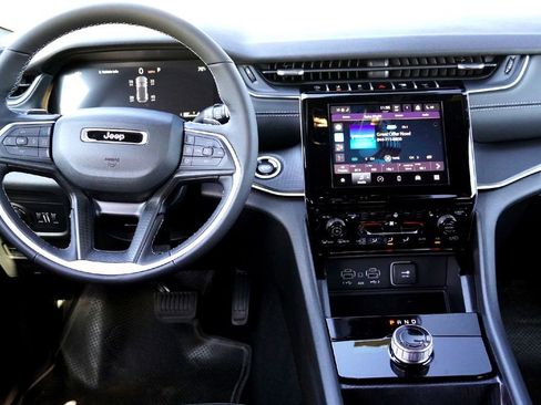 New 2025 Jeep Grand Cherokee Altitude image 20