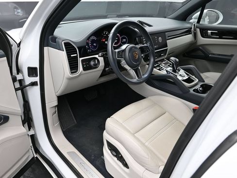 Certified 2023 Porsche Cayenne AWD/4WD image 4