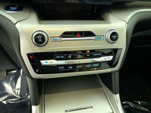 Used 2022 Ford Explorer XLT w/ Equipment Group 202A image 9