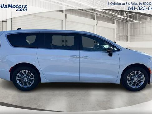 New 2026 Chrysler Pacifica Limited w/ Uconnect Theater Family Group image 2