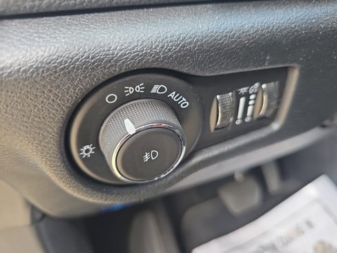 Used 2025 Chrysler Pacifica Limited FWD image 10