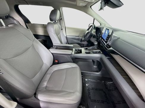 Certified 2021 Toyota Sienna Limited FWD image 33