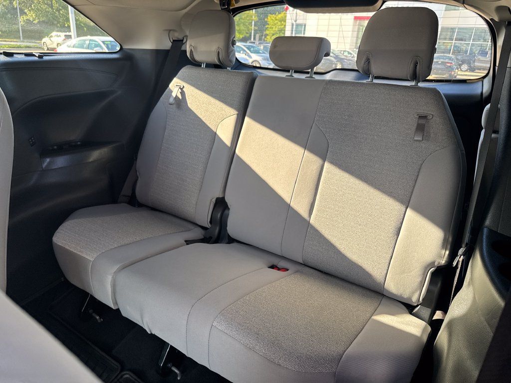 Used 2026 Toyota Sienna LE AWD/4WD image 39