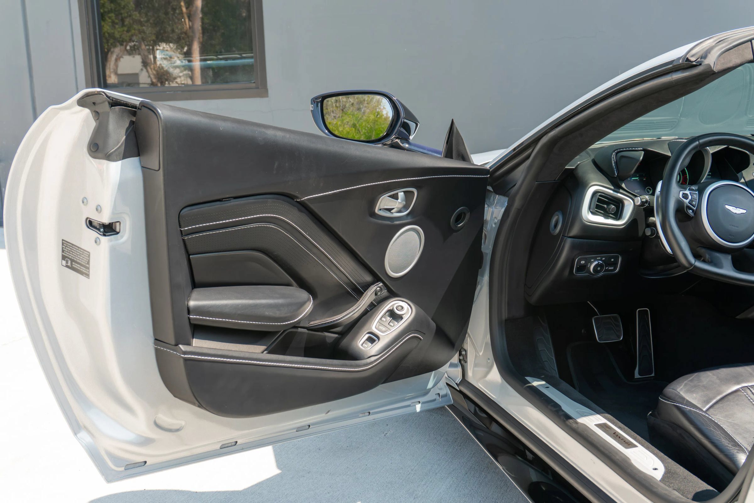 Used 2022 Aston Martin V8 Vantage Roadster RWD image 68