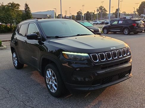 Used 2023 Jeep Compass Latitude w/ Sun and Sound Group AWD/4WD image 8