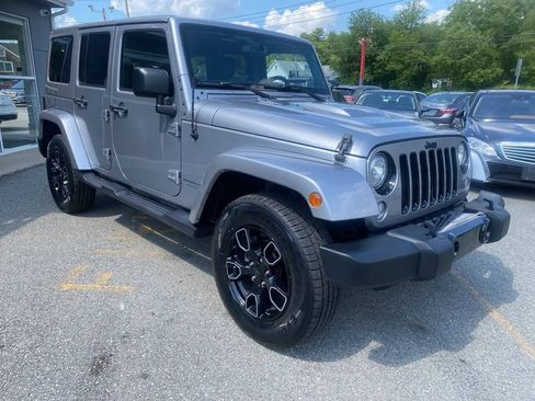 Used 2018 Jeep Wrangler Unlimited Sahara AWD/4WD image 3