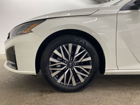 Used 2025 Nissan Altima 2.5 SV FWD image 11