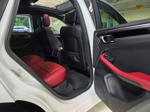 Used 2024 Porsche Macan image 15