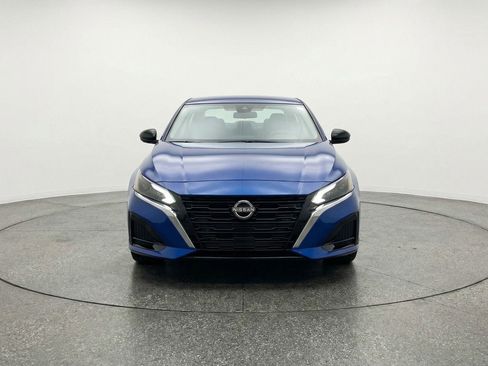 Used 2025 Nissan Altima 2.5 SV FWD image 2