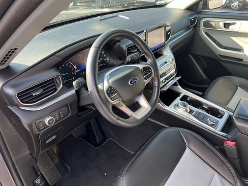 Used 2022 Ford Explorer XLT w/ Equipment Group 202A image 11