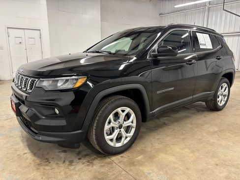 Used 2025 Jeep Compass Latitude AWD/4WD image 3