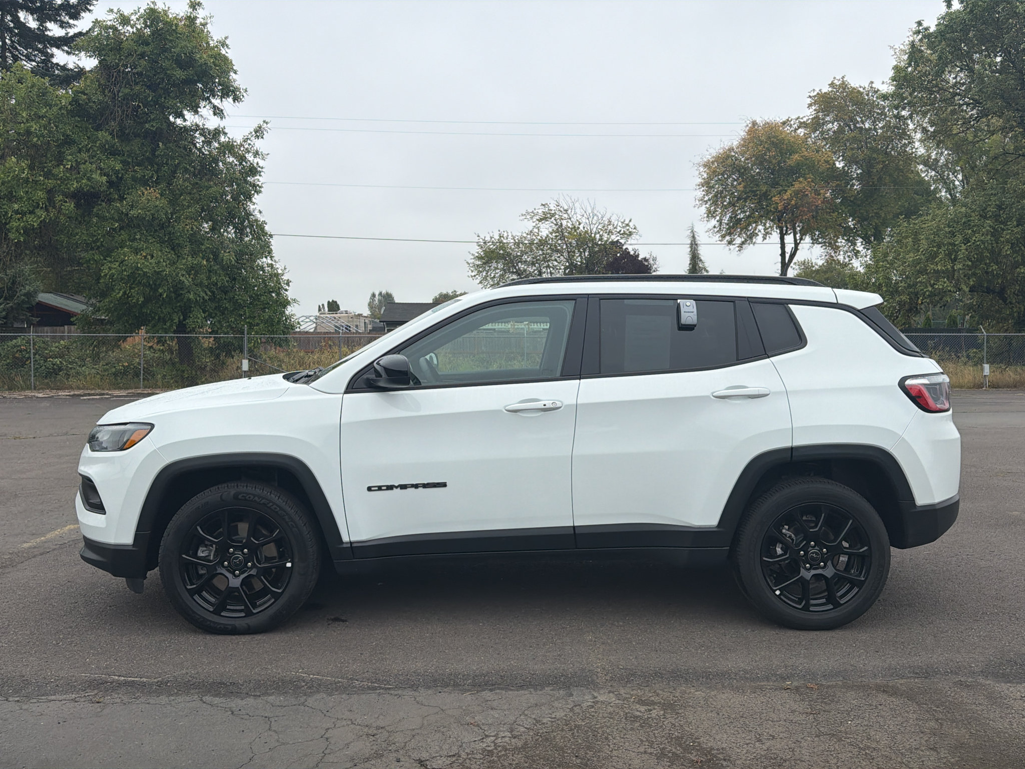Used 2025 Jeep Compass Latitude w/ Convenience Group AWD/4WD image 5