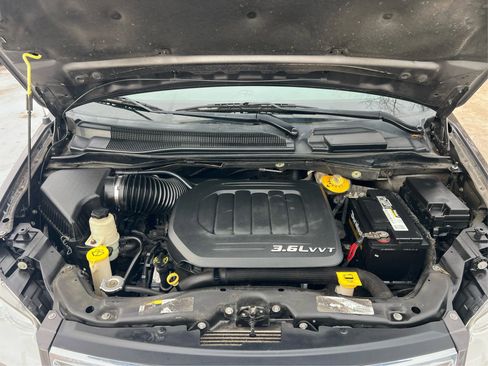 Used 2015 Chrysler Town & Country Touring image 21