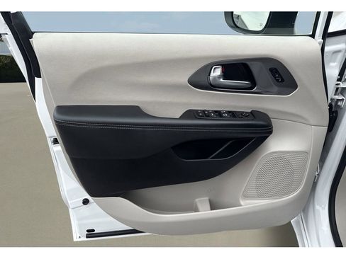 Used 2023 Chrysler Pacifica Touring-L FWD image 13
