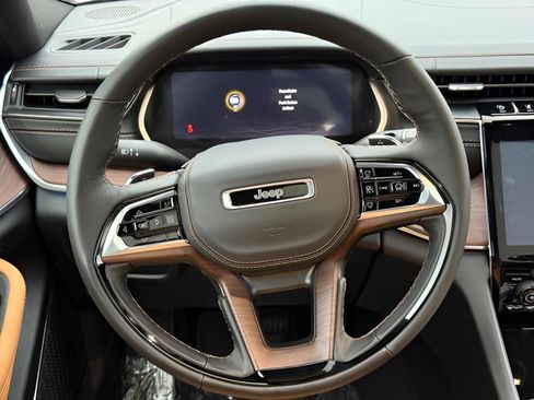 New 2025 Jeep Grand Cherokee Summit image 14