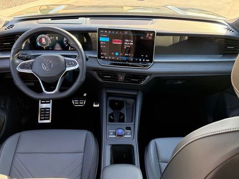 Used 2025 Volkswagen Tiguan SE R-Line image 15