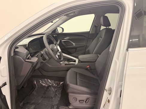 Used 2025 Audi Q5 Premium w/ Convenience Package image 5