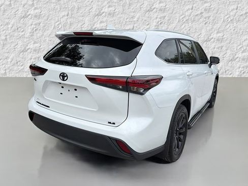 Used 2025 Toyota Highlander XLE image 3