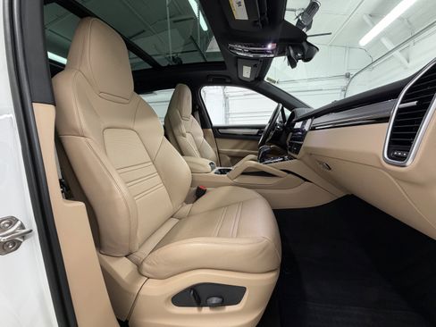 Certified 2023 Porsche Cayenne Platinum Edition image 23