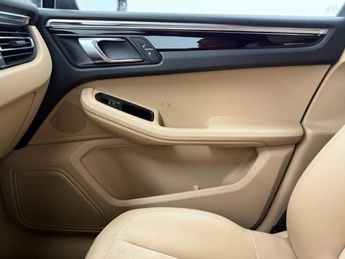 Used 2019 Porsche Macan Base image 25