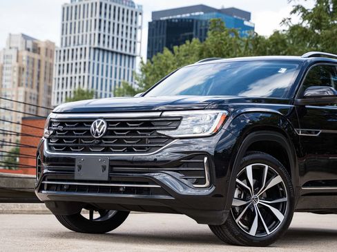 Certified 2024 Volkswagen Atlas SEL Premium R-Line AWD/4WD image 2