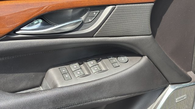 Used 2019 Cadillac Escalade Luxury w/ Escalade Sport Edition AWD/4WD image 17